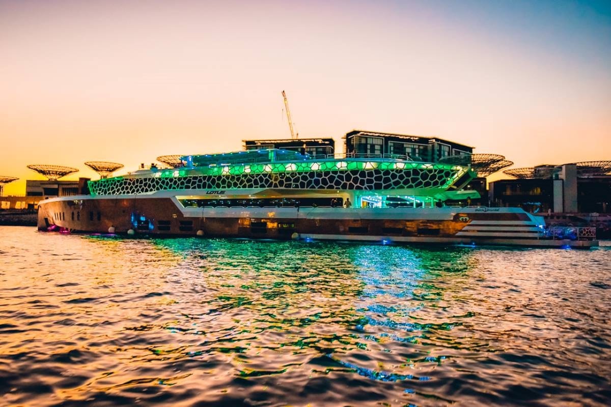 lotus-mega-yacht-dubai-dinner-cruise_1